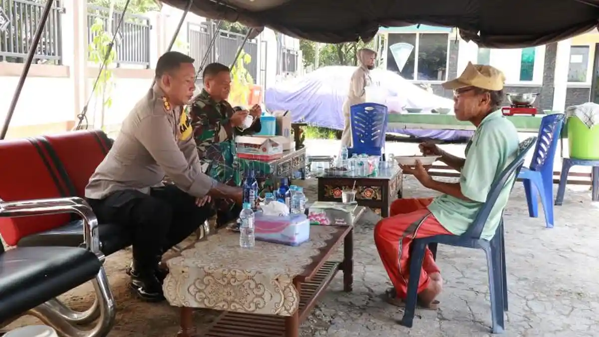 FOTO: Warga Makan Bersama Kapolresta Pontianak, Komarudin