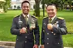 panglima-tni-terpilih-jenderal-andika-perkasa-kiri-berpose-ksad-dudung.jpg