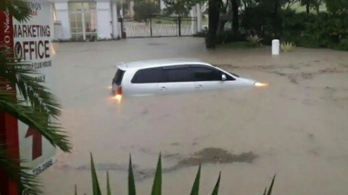 Banjir di Surabaya Barat, Banyak Mobil Penghuni Perumahan Elit Tenggelam