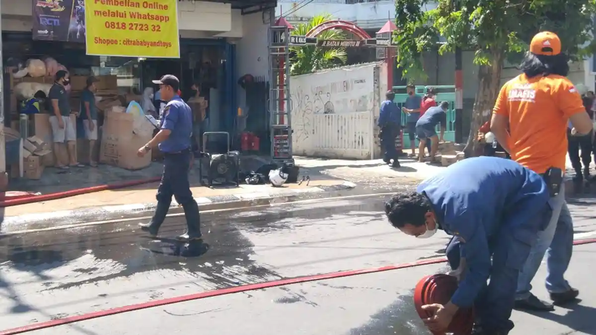 Duaarr! . . . Warga Dengar Ledakan Berkali-kali saat Toko Mainan di Semarang Terbakar