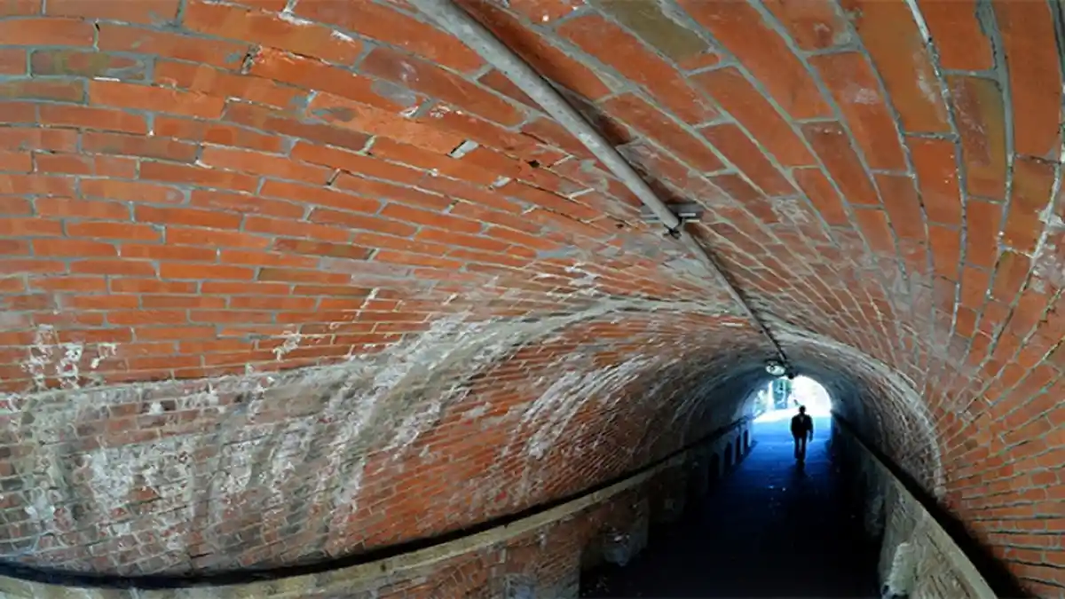 Terowongan Jepang Bikin Pusing Pejalan Kaki, Tapi Disuka Pasangan Jatuh Cinta