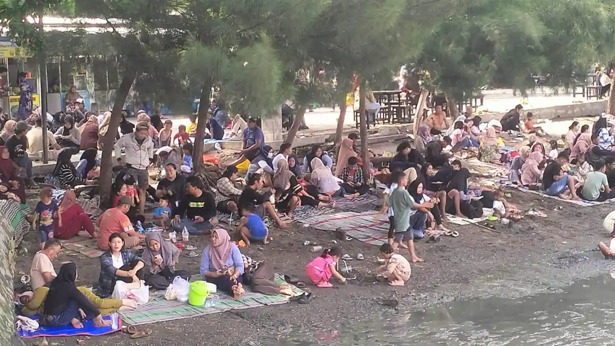 Libur Tahun Baru, Pantai Kenjeran Surabaya Jadi Lautan Manusia