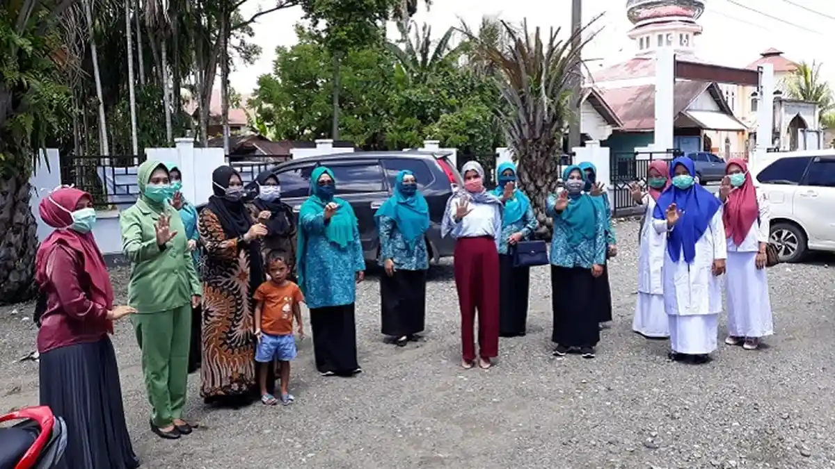 PKK Nagan Raya Kembali Bagikan Masker dan Sembako