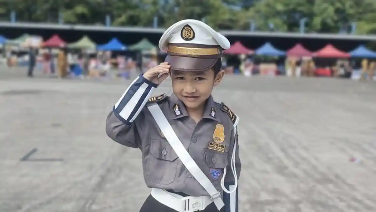 Bangun Pagi Demi Gerak Jalan, Sultan Malik Tampil Keren Jadi Polisi Kecil di Maros