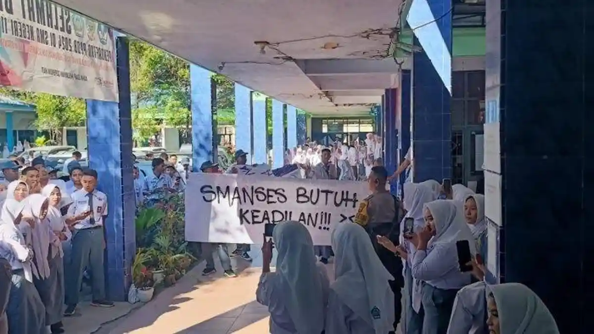Siswa SMAN 11 Makassar Demo Kepseknya, Pertanyakan Dana BOS dan Dugaan Adanya Pungli