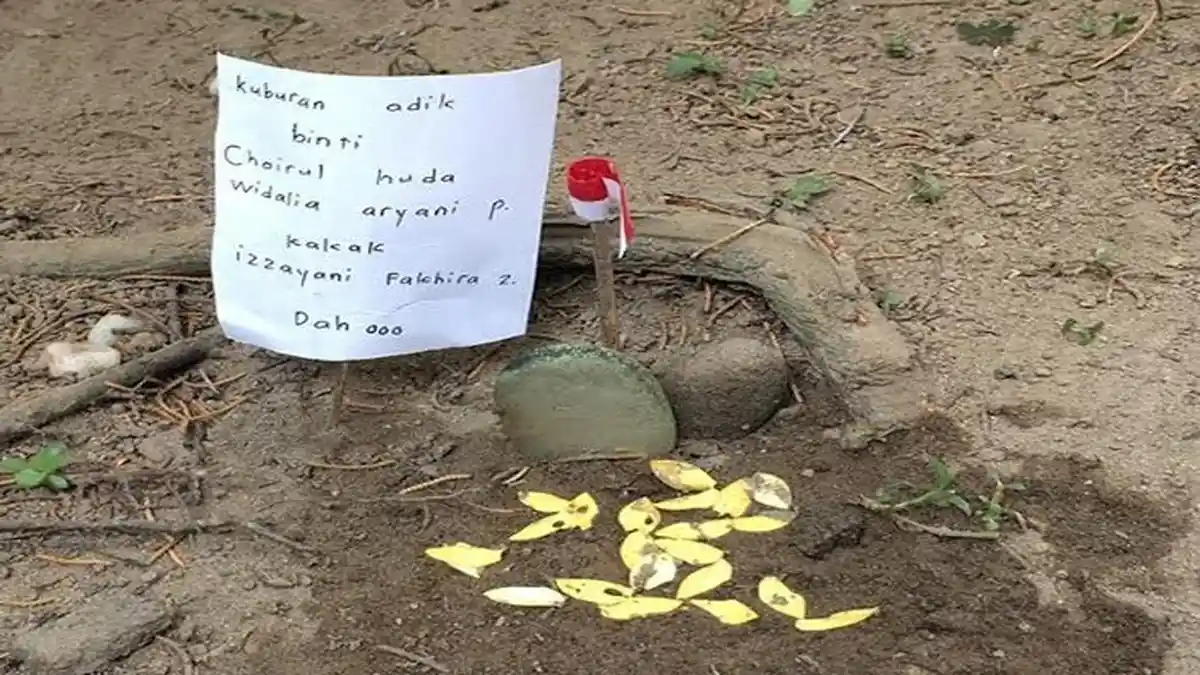 Kisah Mengharukan Jelang Idul Fitri, Bocah Ini Bikin Tulisan dan Bunga di Makam Adiknya
