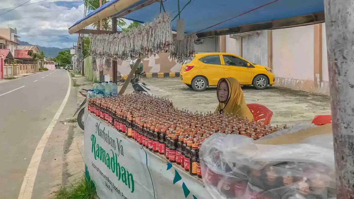 Iin Sutopo Penjual Lampu Botol di Kota Gorontalo Harap Tumbilotohe 2025 Digelar Secara Tradisional