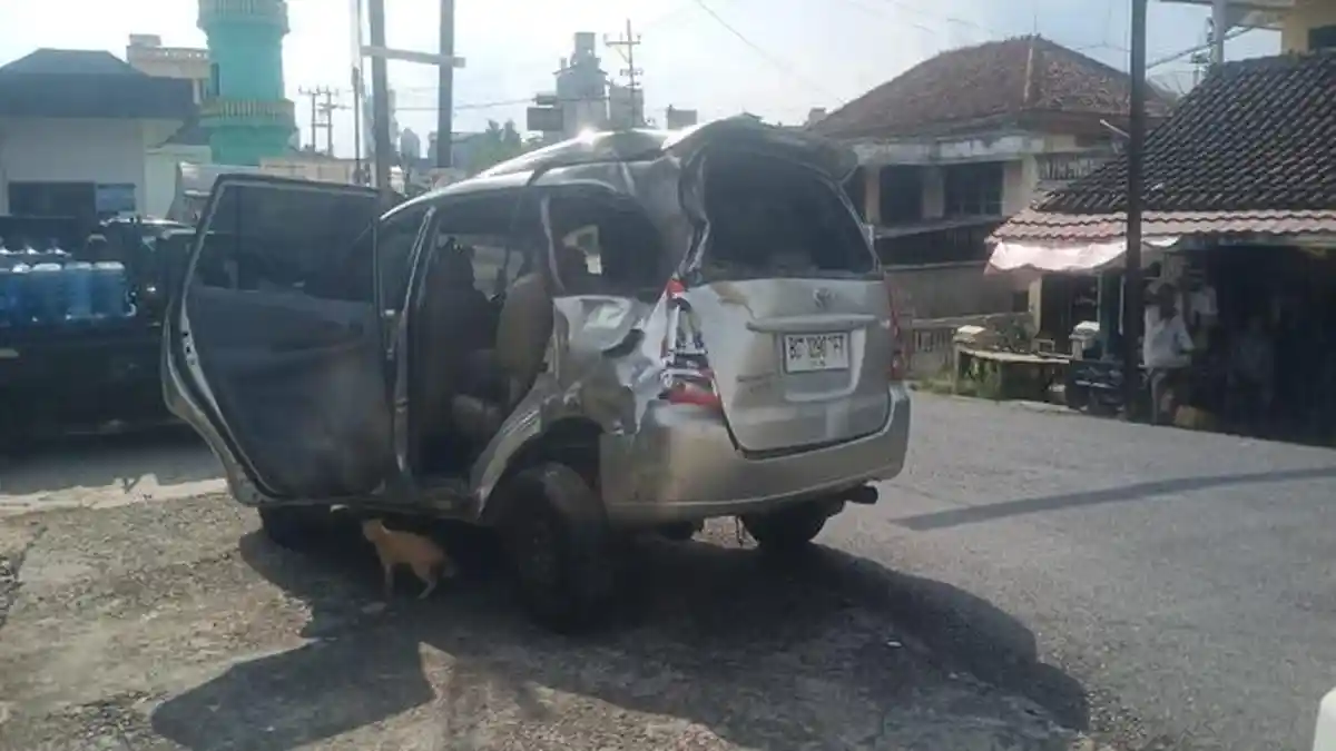 Kereta Api Babaranjang Hantam Kijang Inova di OKU, Sopir Tak Bisa Keluar Sulit Lepaskan Safety Belt