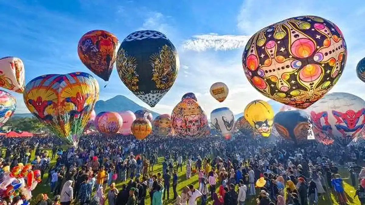 Ratusan Balon Udara Hiasi Langit Wonosobo di Hari Pertama Festival Mudik 2025