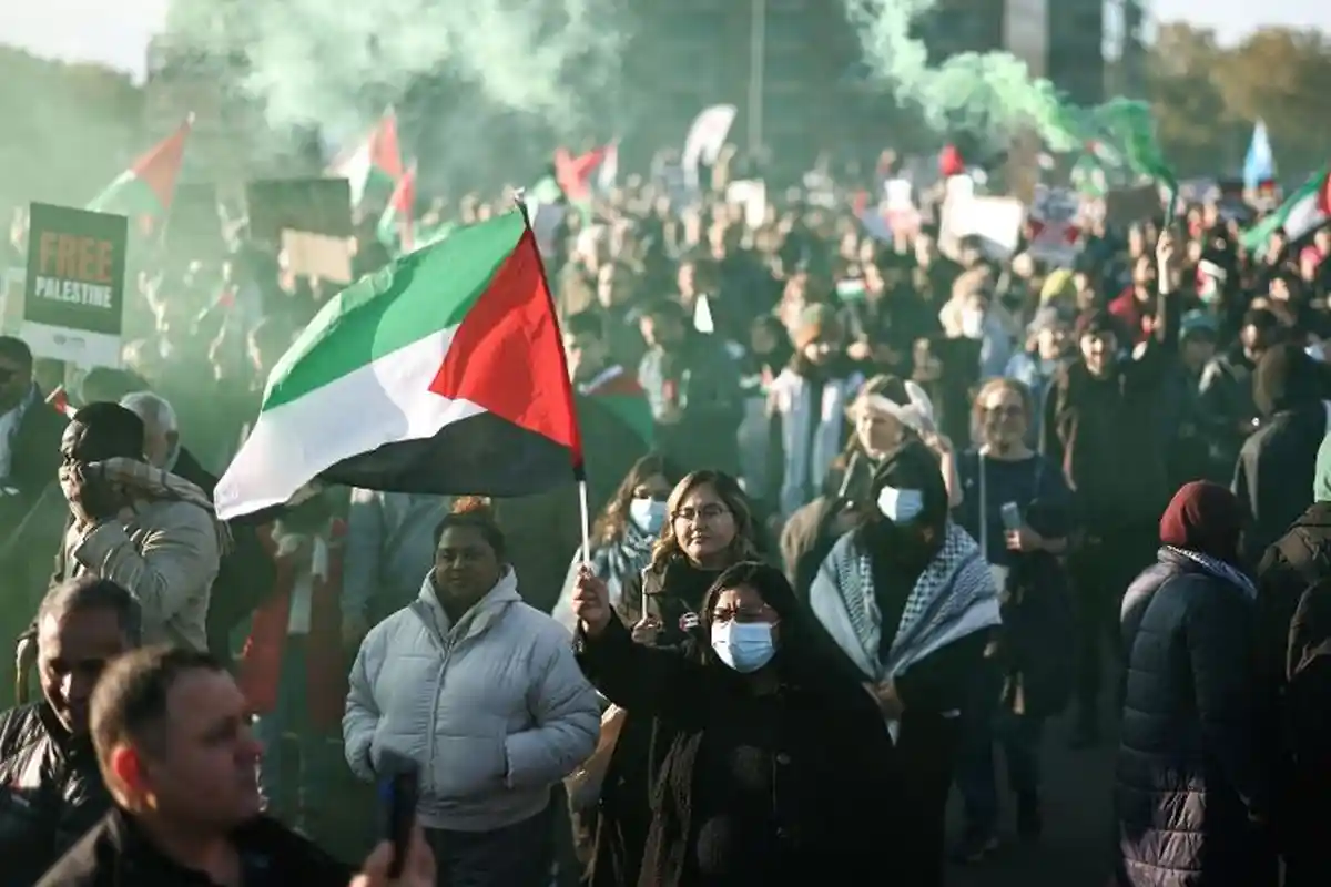 Ratusan Ribu Warga London Kibarkan Bendera Palestina, Ada Aksi Tandingan