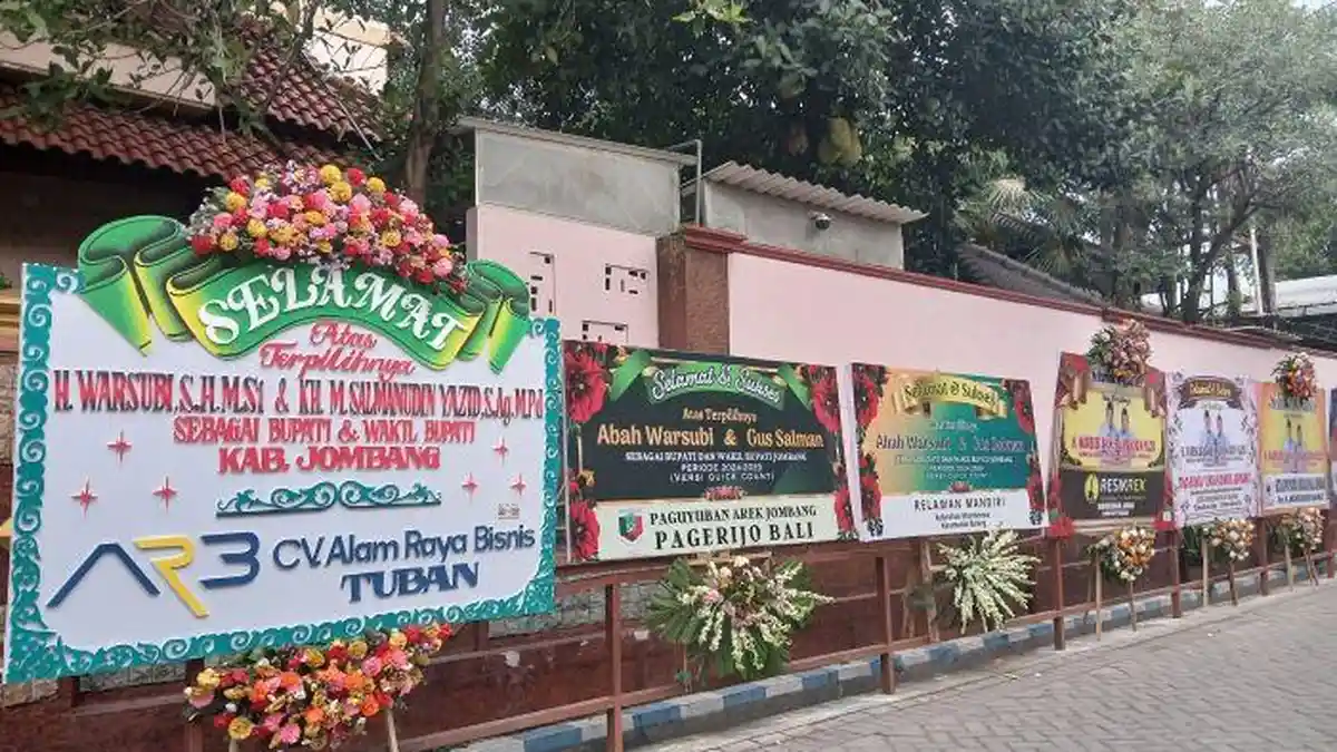 Unggul Quick Count Pilkada Jombang Rumah Cabup Warsubi Banjir Karangan Bunga dari Pabrik dan Ponpes