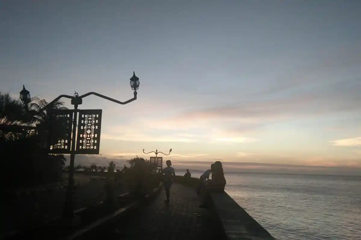 Ini Kelebihan Pantai On The Rock Hingga  Pikat Banyak Pengunjung