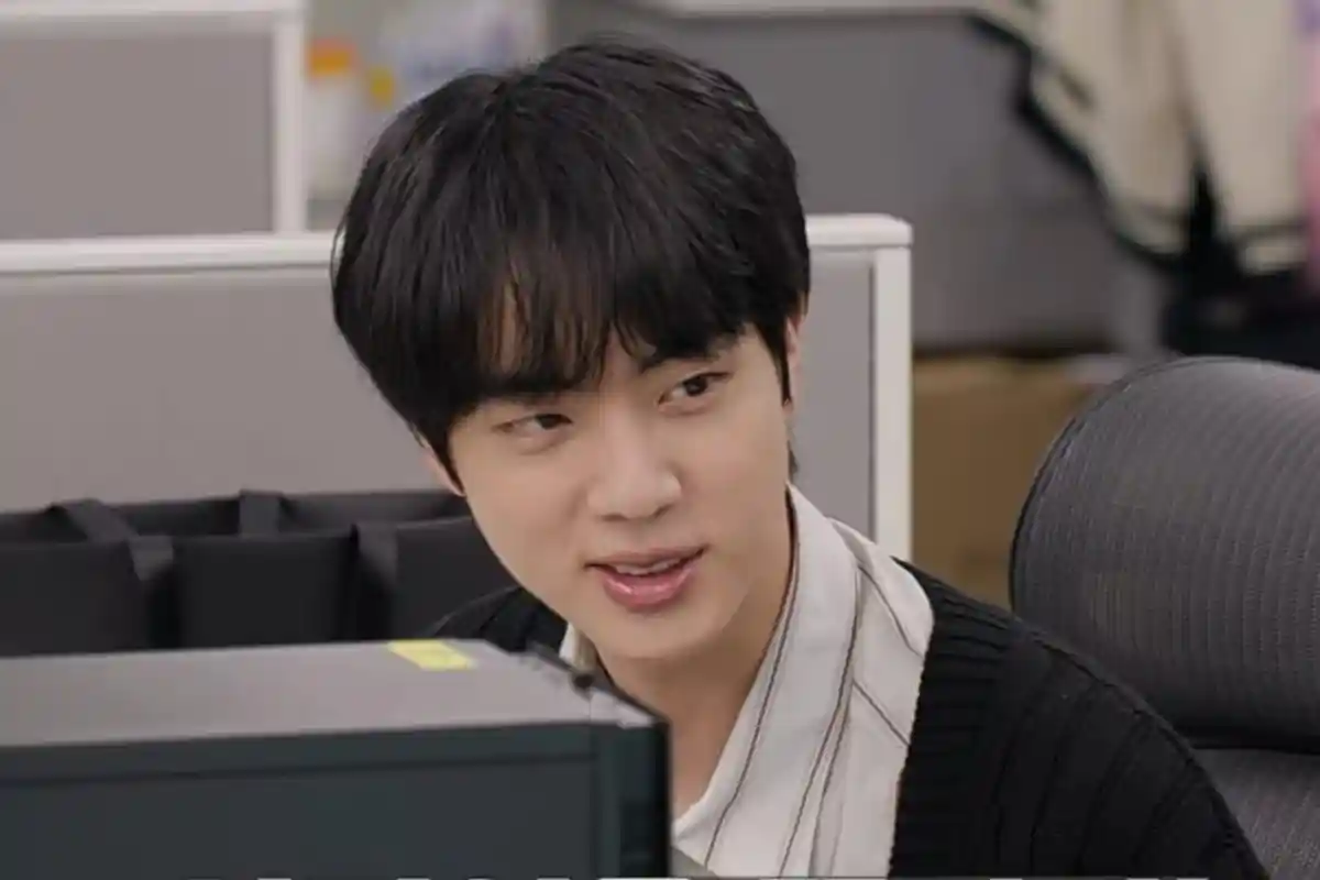 Lakukan Kegiatan Individu, Jin BTS Jadi Karyawan di MapleStory dan Raih Respon Positif di Episode 1