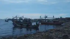 perahu-nelayan-saat-ditambatkan-di-pinggir-Pantai-Panarukan-Situbondo.jpg