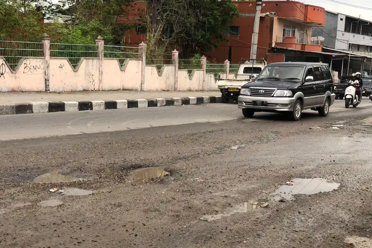 Lurah Oesapa Barat Ungkap Penyebab Jalan Pulau Indah Rusak, Pengisian Air Minum Diduga Jadi Pemicu