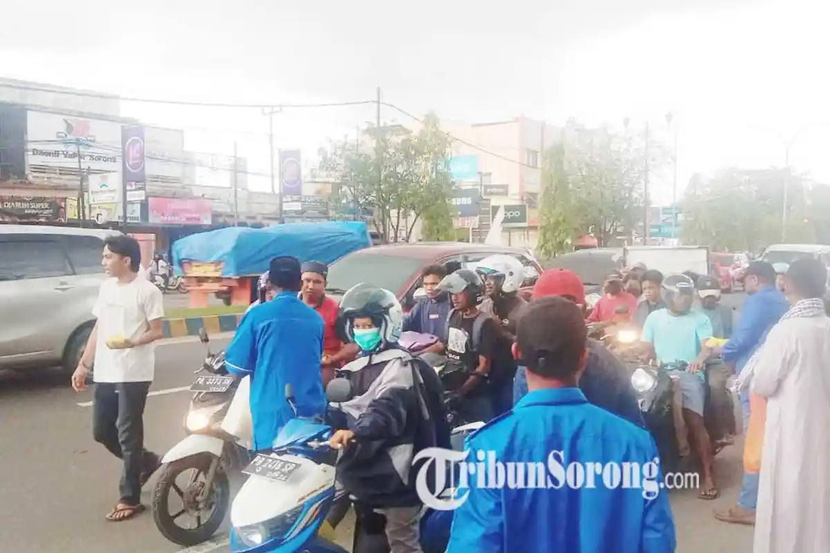 DPD KNPI Papua Barat Daya Bagi Takjil Gratis, Cara Pemuda Merajut Keberagaman