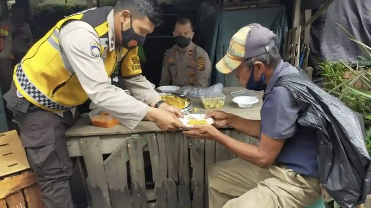 Kapolsek LAKI, Jamu Tukang Ojek, Penarik Becak dan Pemulung Makan Bersama