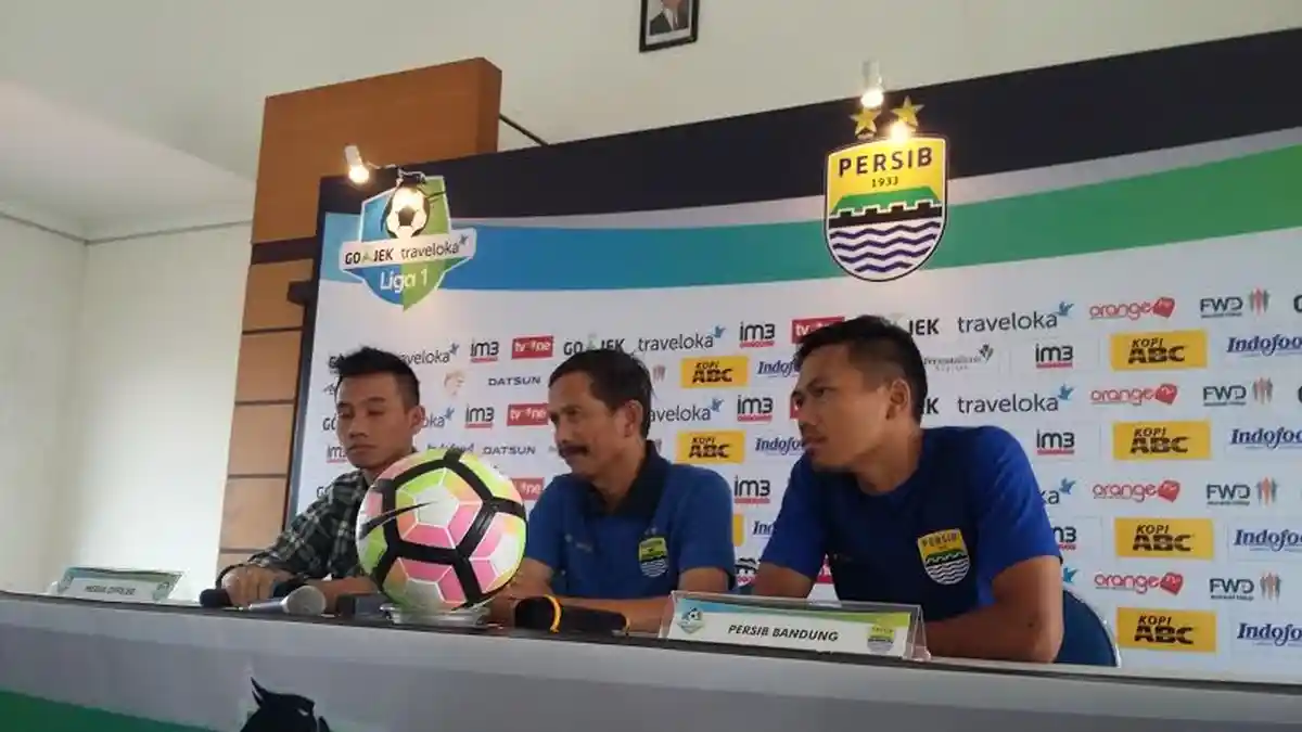 Hadiri Konferensi Pers, Djanur Tidak Tertarik Bahas Masa Depannya Bersama Persib Bandung
