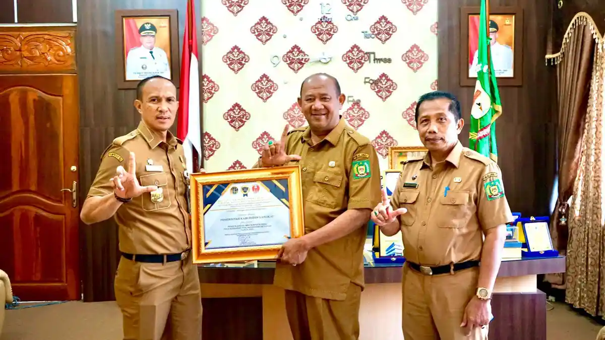 Plt Bupati Langkat Syah Afandin Terima Penghargaan dari Kanwil BPN Provinsi Sumatera Utara 
