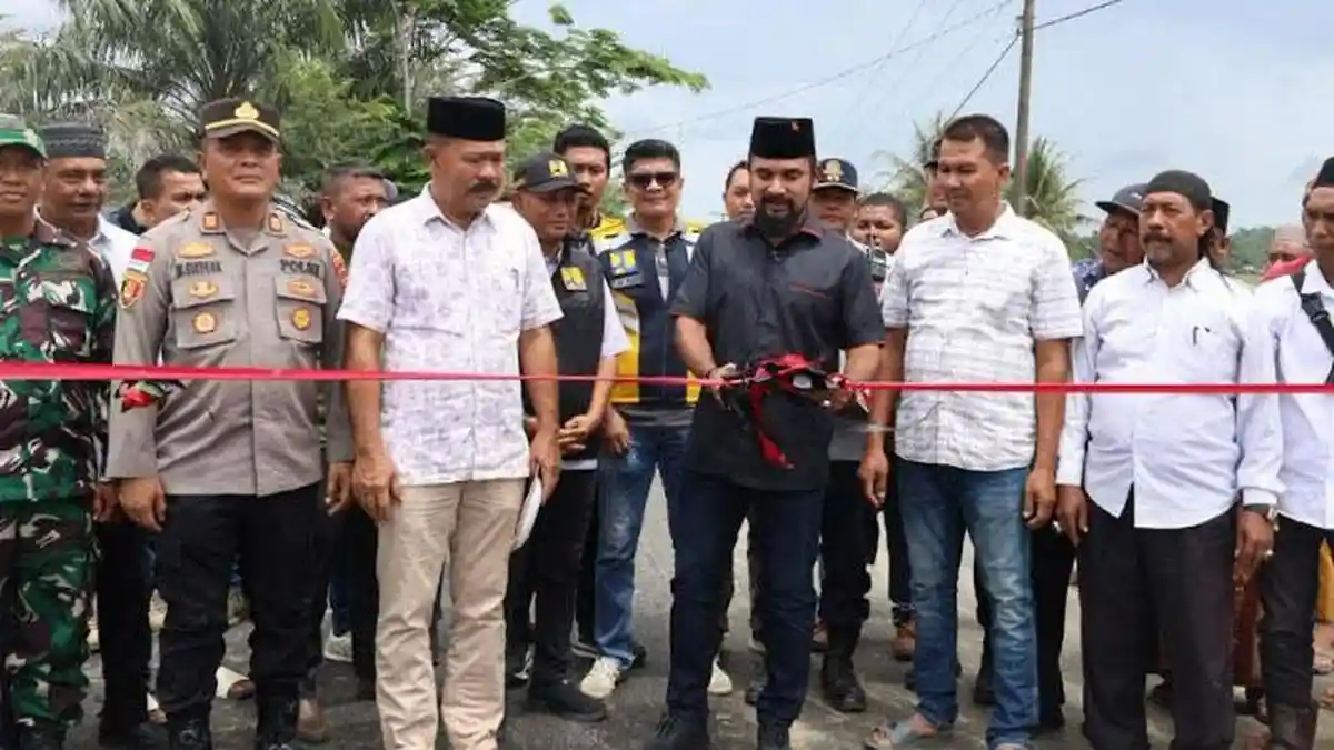 Al-Farlaky Resmikan Jalan Peureulak–Leubok Pempeng
