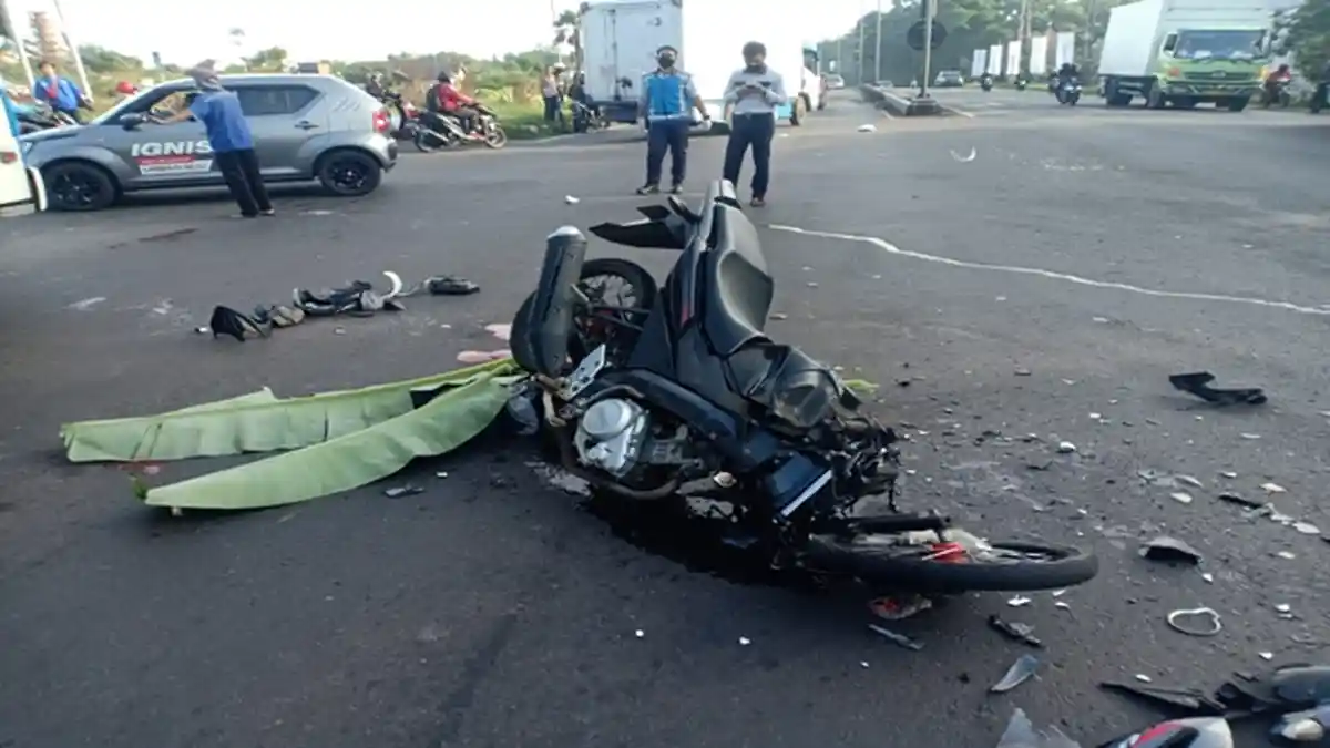Kecelakaan Maut Tadi Malam, 2 Mahasiswa Tewas, Tabrakan Adu Banteng dengan Bus dan Terseret 50 Meter