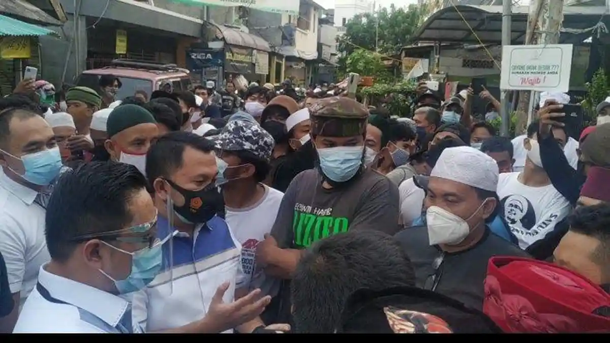 AKHIRNYA AKBP Jean Calvijn Turun Langsung Serahkan Surat Panggilan Kedua HRS, Brimob Dikerahkan