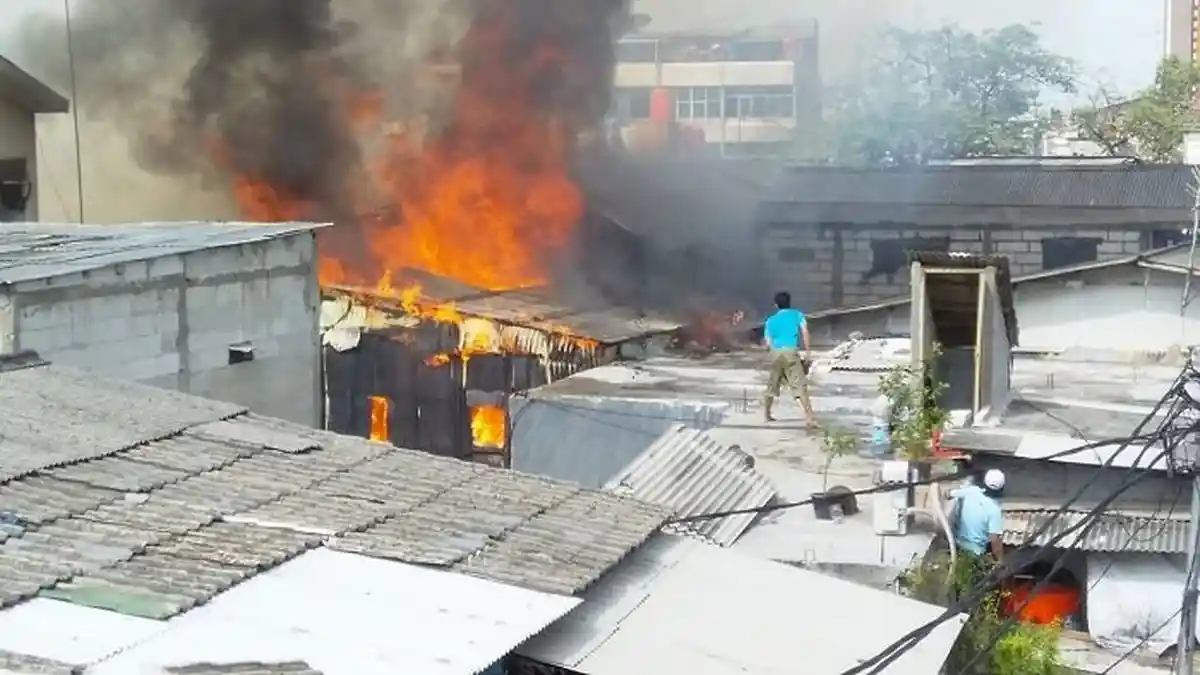 4 Unit Damkar Berhasil Hentikan Kobaran Api yang Hanguskan Rumah di Kebon Jeruk