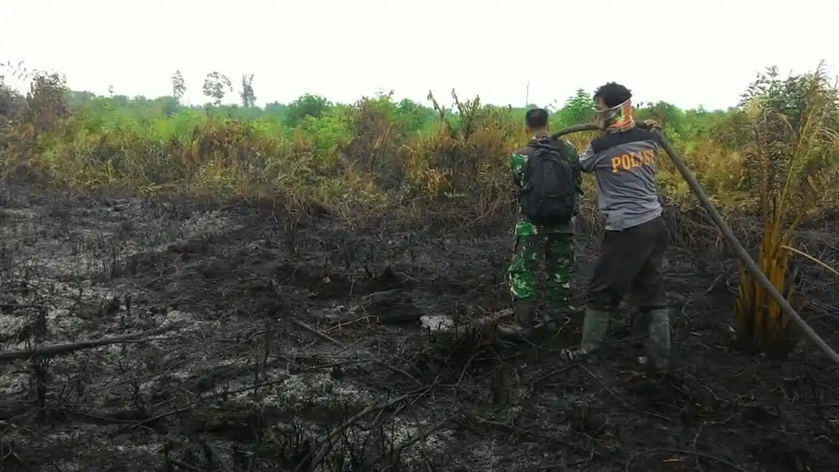 Babinsa dan Babinkamtibmas di Dumai Bahu-Membahu Padamkan Api