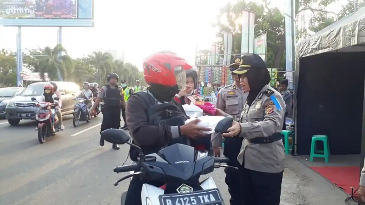 Polwan Polres Cirebon Bagikan Takjil Kepada Para Pemudik