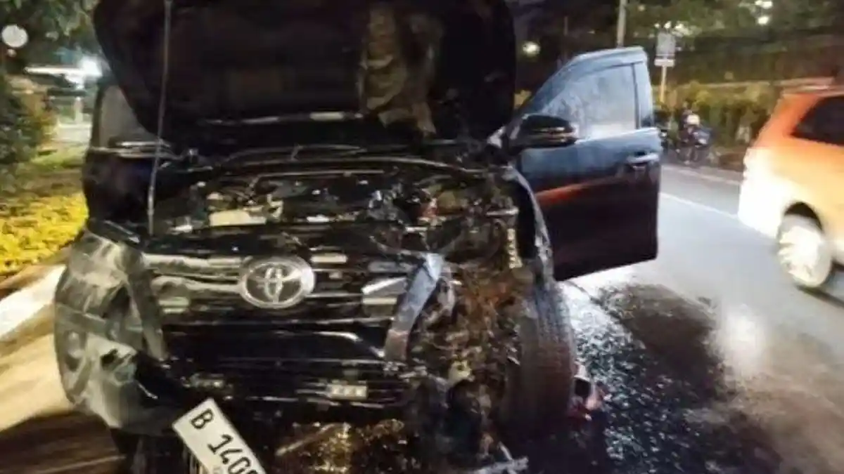 Fortuner Tabrak Motor yang Tergeletak di Jalan Bogor, Kap Mobil Terbakar, Rugi Rp100 Juta