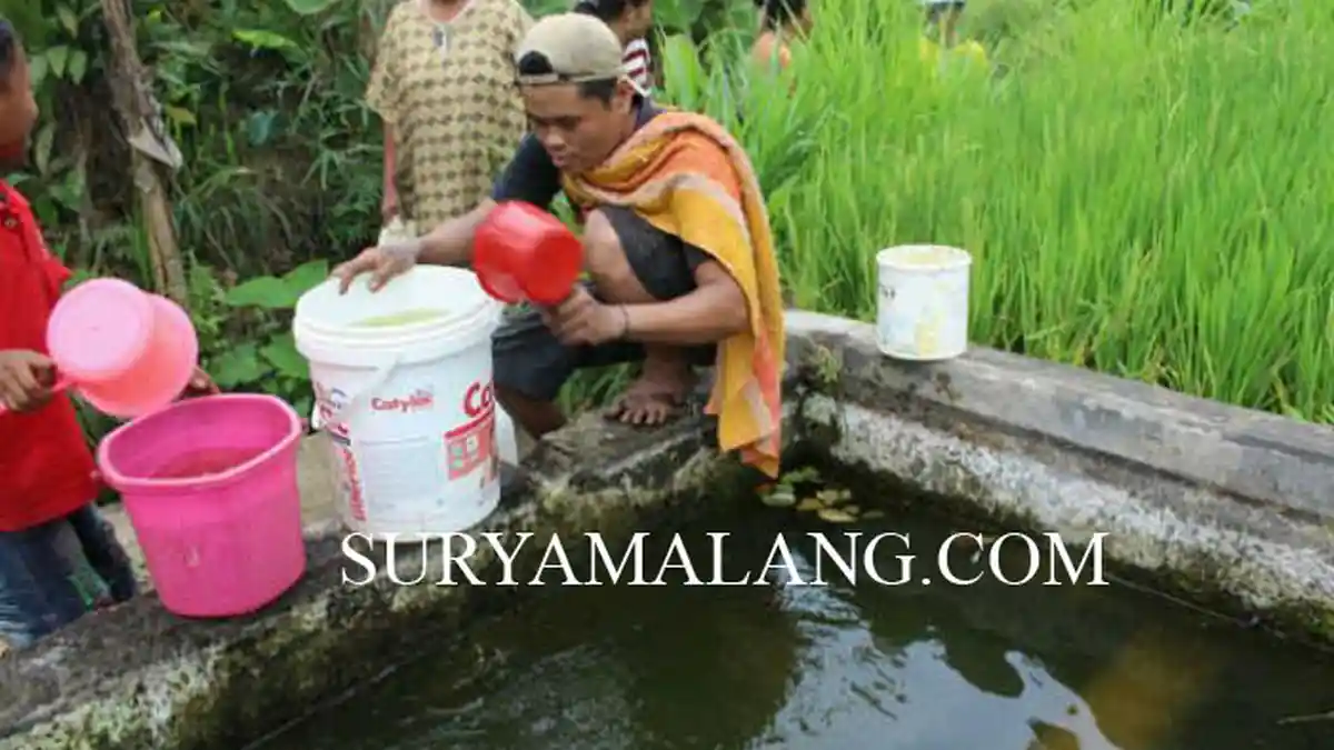 Demi Air, Ribuan Warga Blitar Rela Jalan Kaki Sejauh 2 Km di Bukit