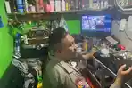 anggota-polsek-kotabumi-melihat-rekaman-kamera-cctv.jpg