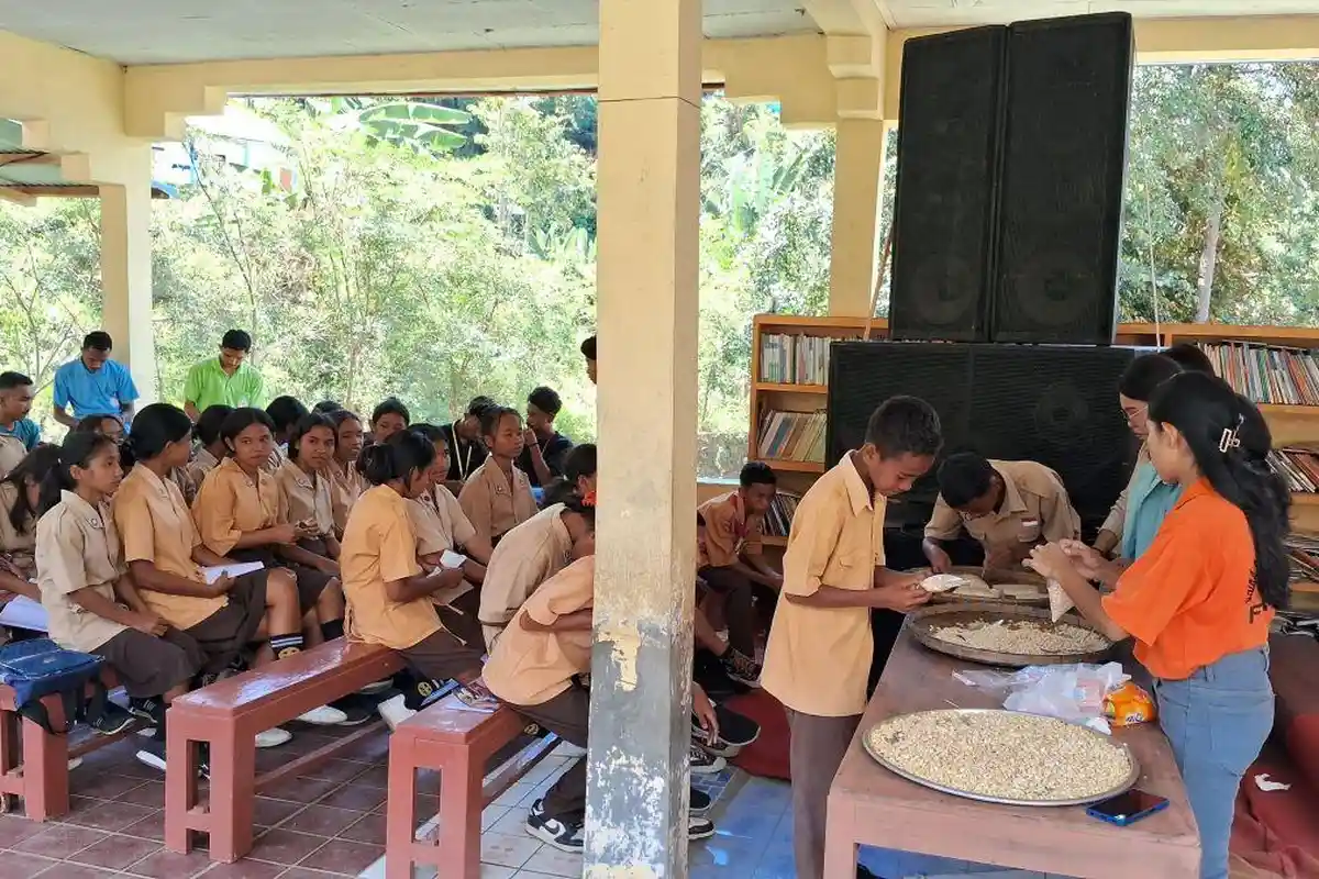 Mahasiswa KKN Unika St Paulus Ruteng Latih Siswa SMAN 3 Cibal Buat Tempe, Bangkitkan Minat Wirausaha