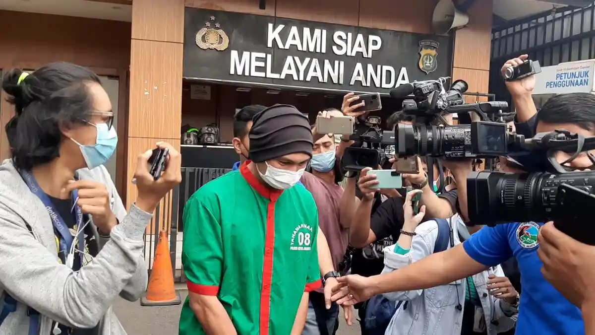 Anji Manji Dibawa ke Kantor BNN DKI Jakarta untuk Asesmen