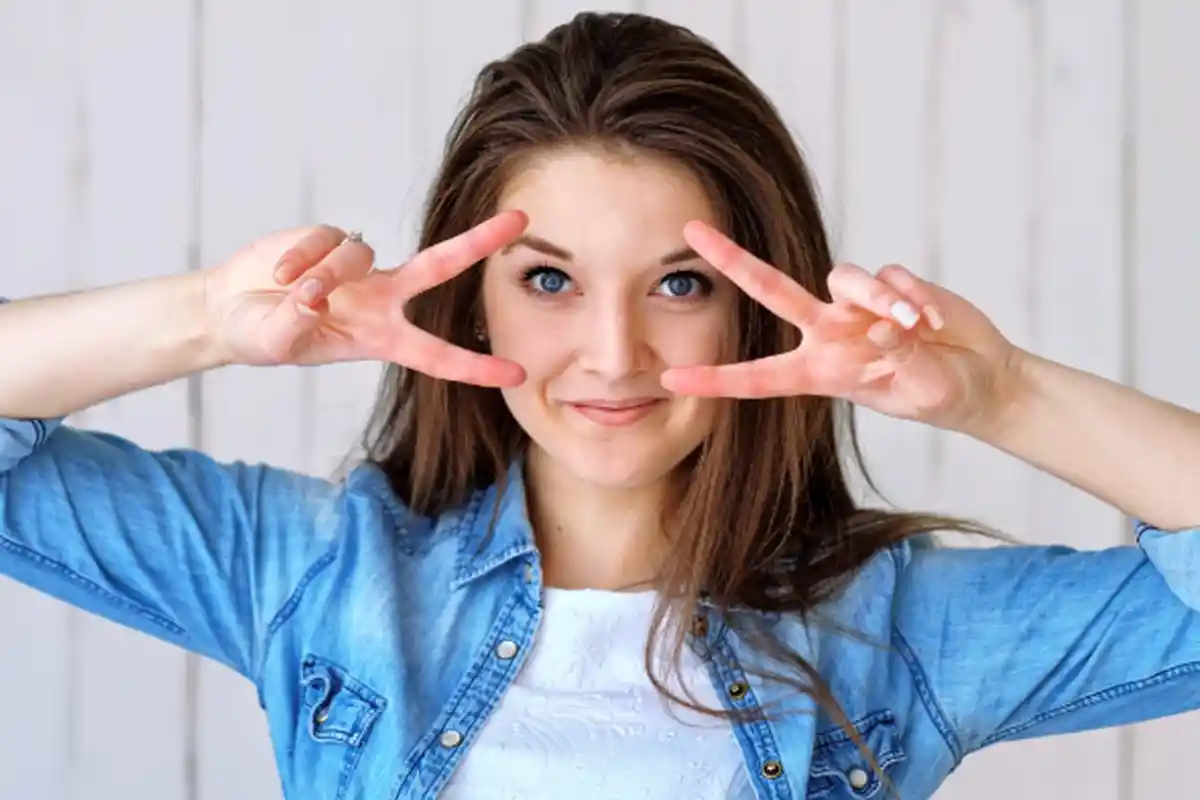 Waspada Foto Berpose Jari ''V'' dan Kunci Sidik Jari di Ponselmu Rawan Pencurian Data, Ini Alasannya