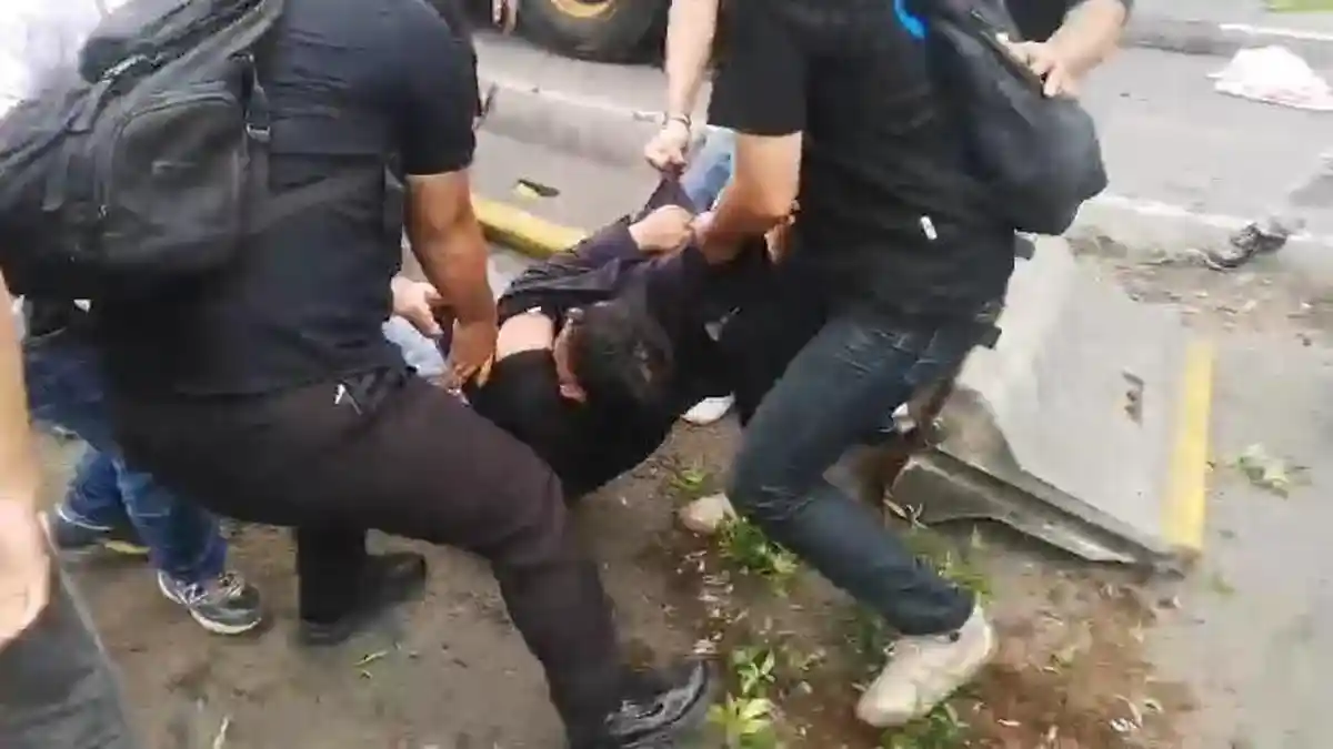 Unjuk Rasa di DPR RI Ricuh, Demonstrans Ditangkap Diseret Hingga Dipukul