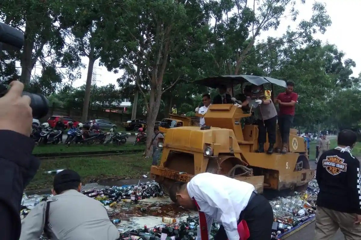 Polda Kepri Musnahkan Minuman Keras dan Narkoba Hasil Sitaan