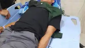 Kasman-32-yang-terbaring-di-RS-Tenggarong-usai-digigit-ular-king-kobra.jpg