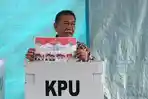 deddy-mizwar-gunakan-hak-pilih-di-tps-61-pondok-gede_20180627_153455.jpg