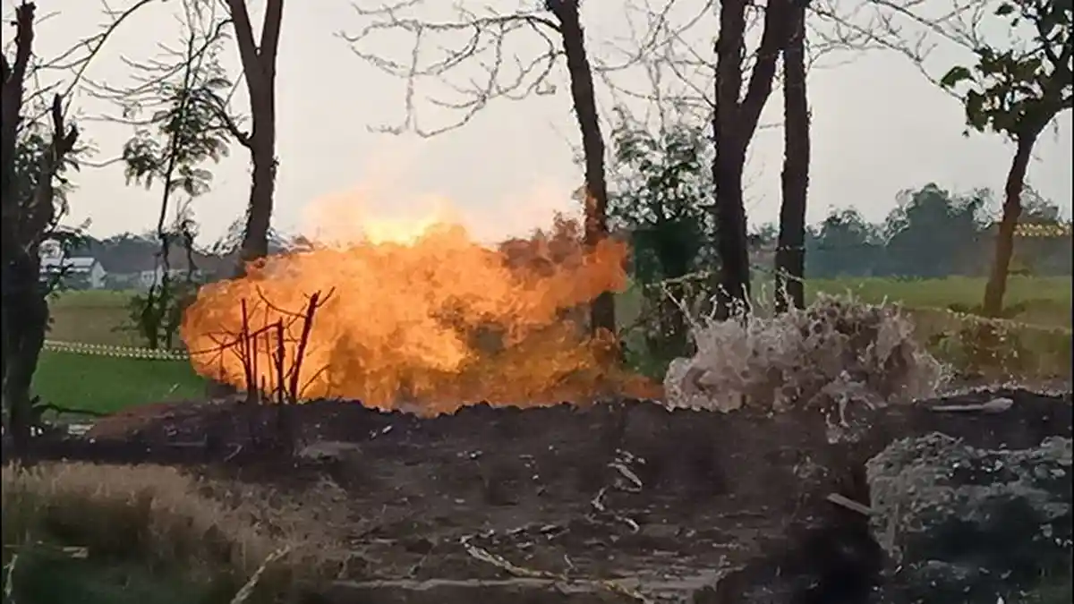 BREAKING NEWS: Semburan Api Muncul di Desa Sukaperna Indramayu, Bau Gas Menyengat, Hawa Terasa Panas