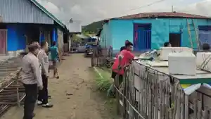 Rumah-milik-warga-Kampung-Ronting-Manggarai-Timur-terlihat-rusak-diambil-pada.jpg