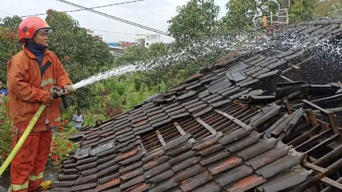 Puntung Rokok Picu Kebakaran Rumah di Jalan Kertoaji, Kota Malang