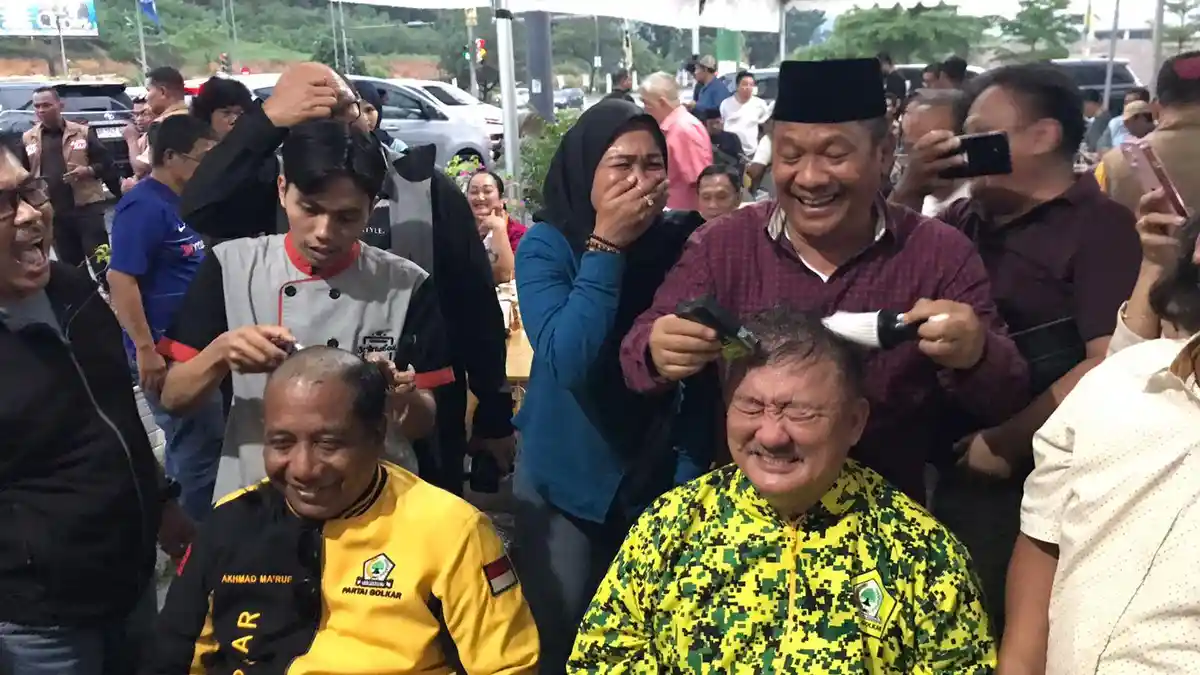 Tim Ansar-Nyanyang Ramai-ramai Cukur Gundul, Rayakan Kemenangan Hasil Quick Count Pilkada