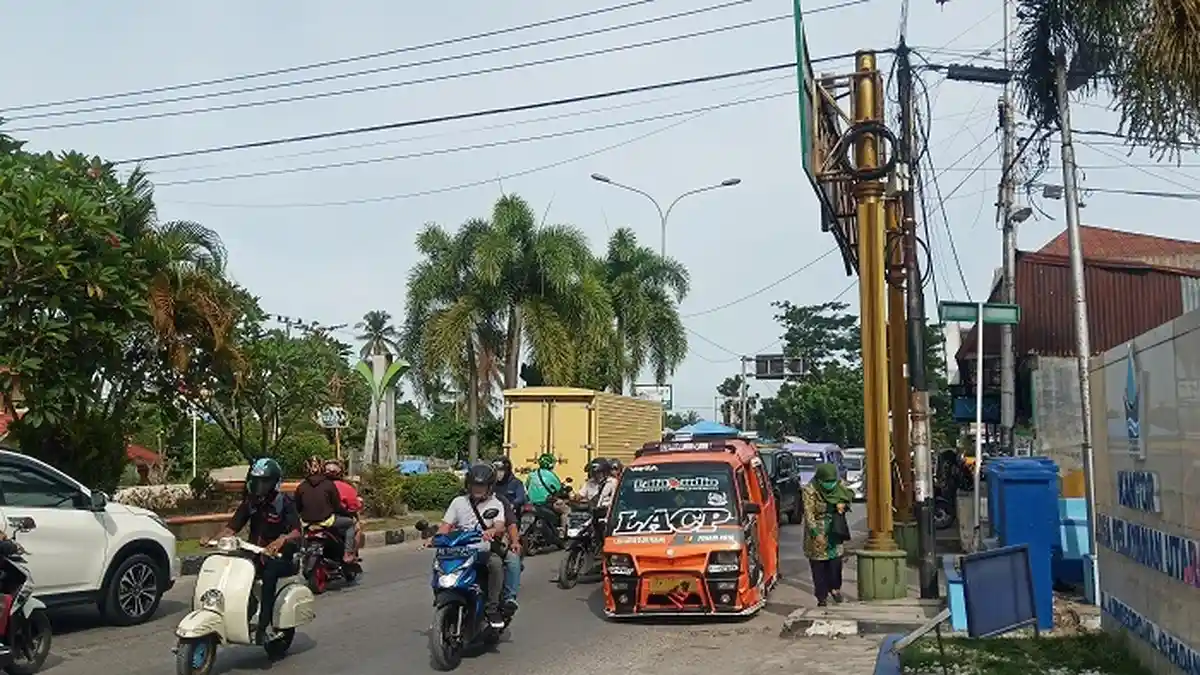Potret Kemacaten di Jalan Adinegoro Padang, Proyek Pembangunan Jembatan Linggarjati Berlanjut