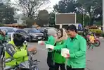 Isi Ramadhan dengan Berbagi, Kader Muda PKB Sumsel Sebar Ratusan Paket Takjil di Simpang Lima DPRD