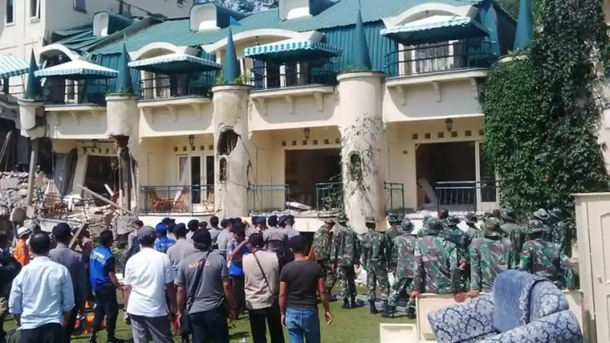 Dramatis, Evakuasi Penyelamatan Bocah dari Longsoran Hotel Club Bali