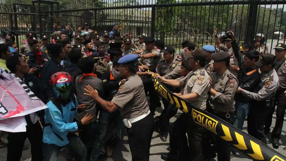 Demo di Polres Gowa, Warga Takalar Bawa Parang dan Bambu Runcing