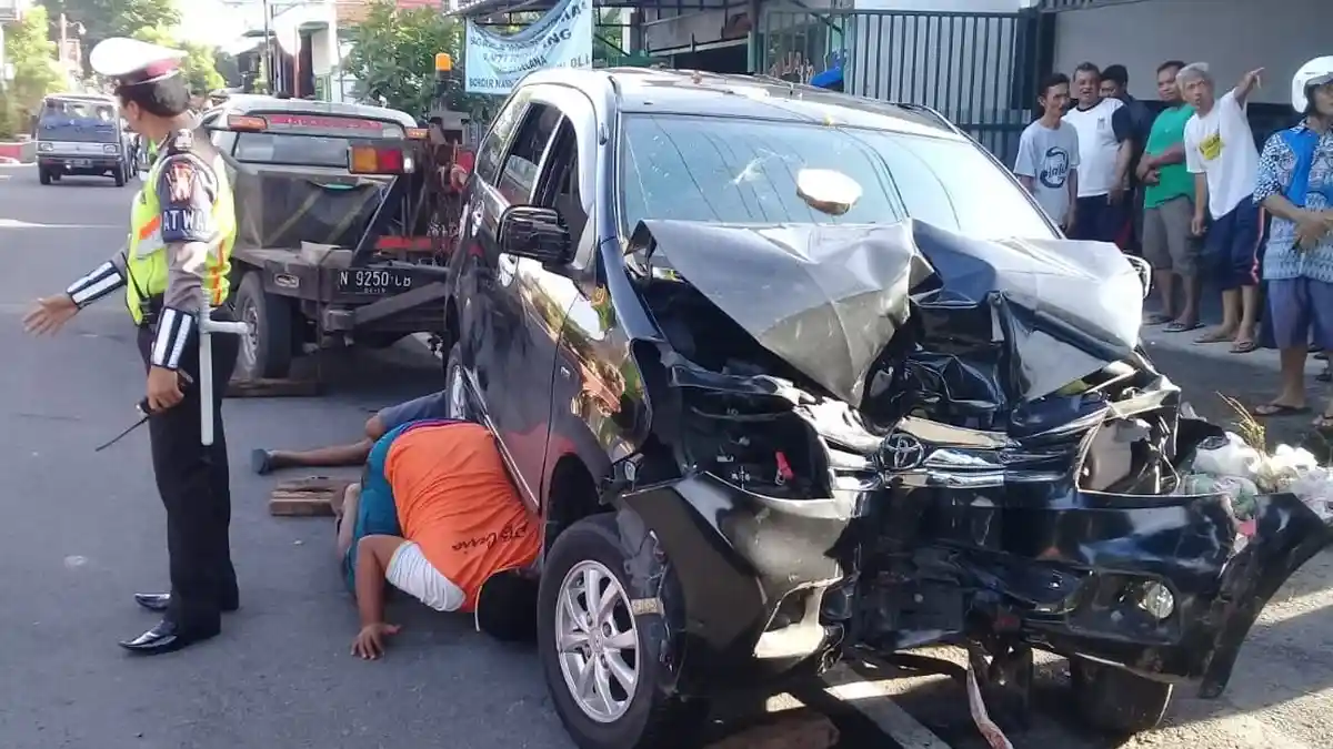 Mobil Dikemudikan Anggota TNI Tabrak Gerobak Sampah Dan Pohon Di Kota Blitar