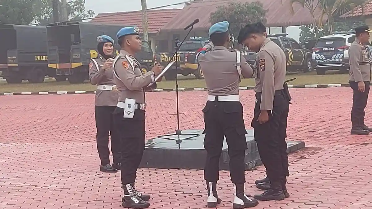 Si Propam Polres Toba Cek Sikap Tampang Personil Usai Apel Pagi