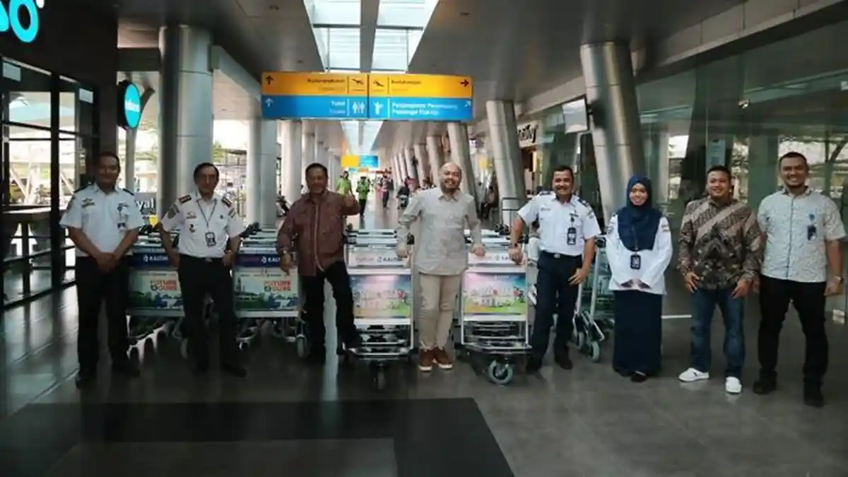 Dukung Optimalisasi Layanan Mudik Lebaran, Pupuk Kaltim Serahkan 25 Troli ke Bandara APT Pranoto